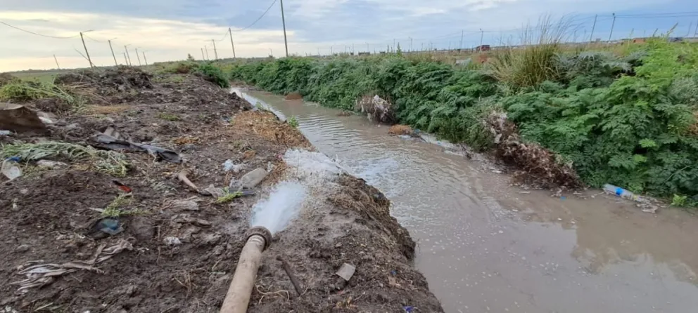 Así trataban de evacuar el agua de lluvia de los barrios Lavalle y Mi Bandera
