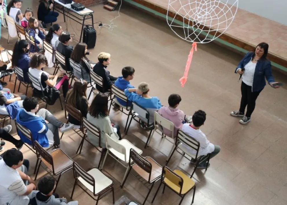 El secundario 154 del barrio San Martín salió a vender su oferta educativa a los alumnos de primaria