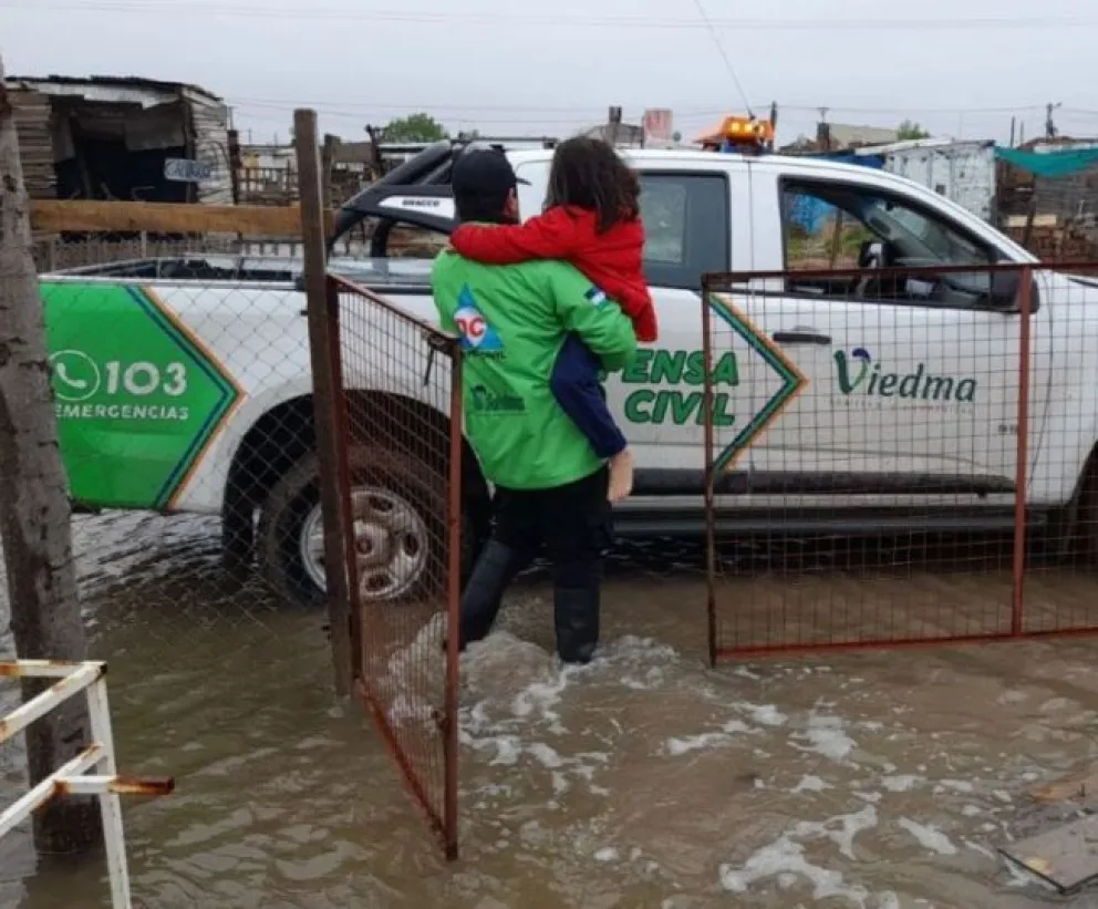 Una familia fue evacuada en Viedma tras el temporal que causó estragos en las calles