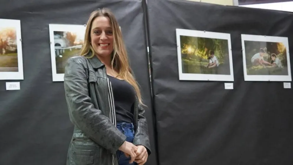 Donde la infancia sonría: una fotógrafa viedmense expuso su obra en la Legislatura 