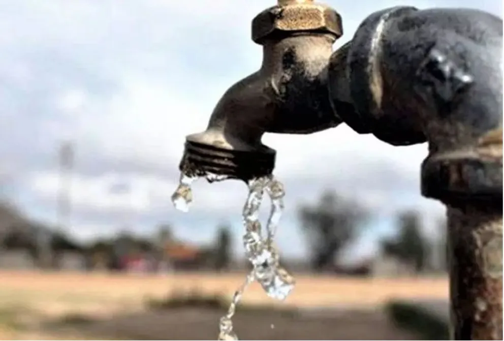 Volvió el servicio de agua tras finalizar la reparación de cañería en Guido y Gallardo