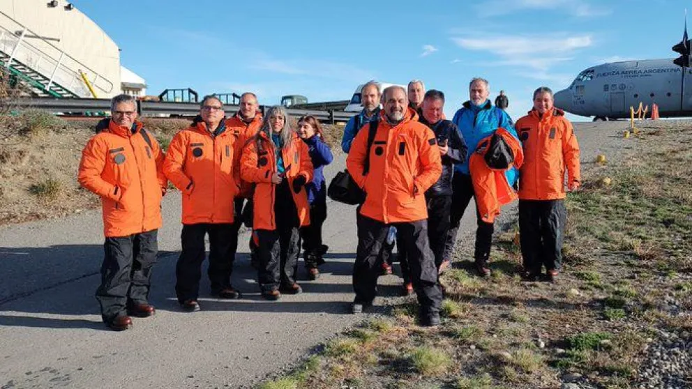 El rector de la UNRN forma parte de una comitiva con destino en la Base Marambio 
