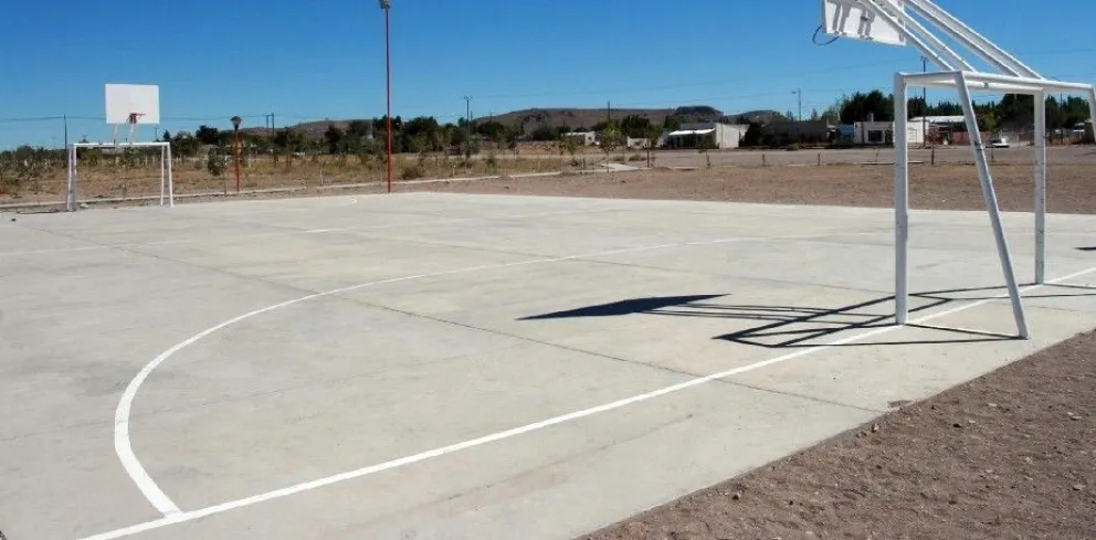Con aportes en Nación, construirán decenas de playones deportivos en escuelas de Río Negro 