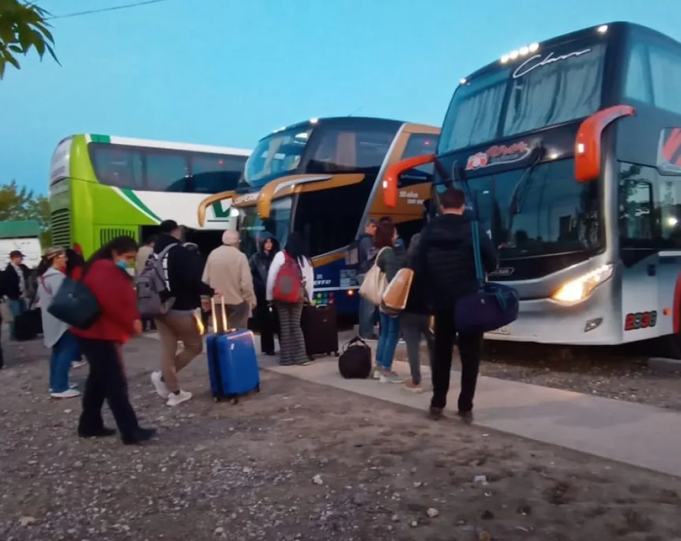 “Finde” XXL: la terminal de ómnibus fue el escenario del éxodo viedmense