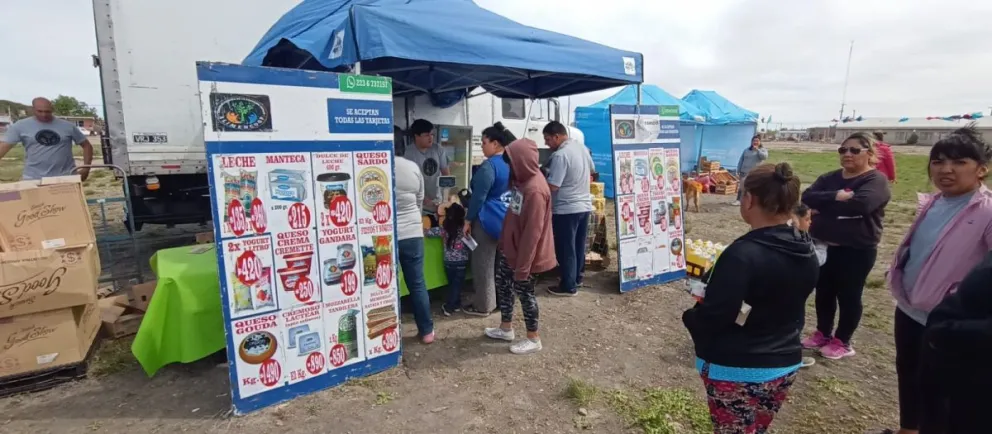 Decenas de vecinos compraron en el camión de la Economía Popular: mirá todos los precios
