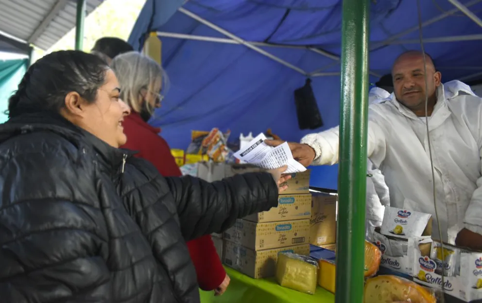 Camión de la Economía Popular en Viedma: el pésimo clima no frenó a los vecinos en busca de buenos precios