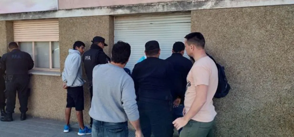 La Policía Federal detuvo a dos vendedores ambulantes de droga a plena luz de día en Viedma