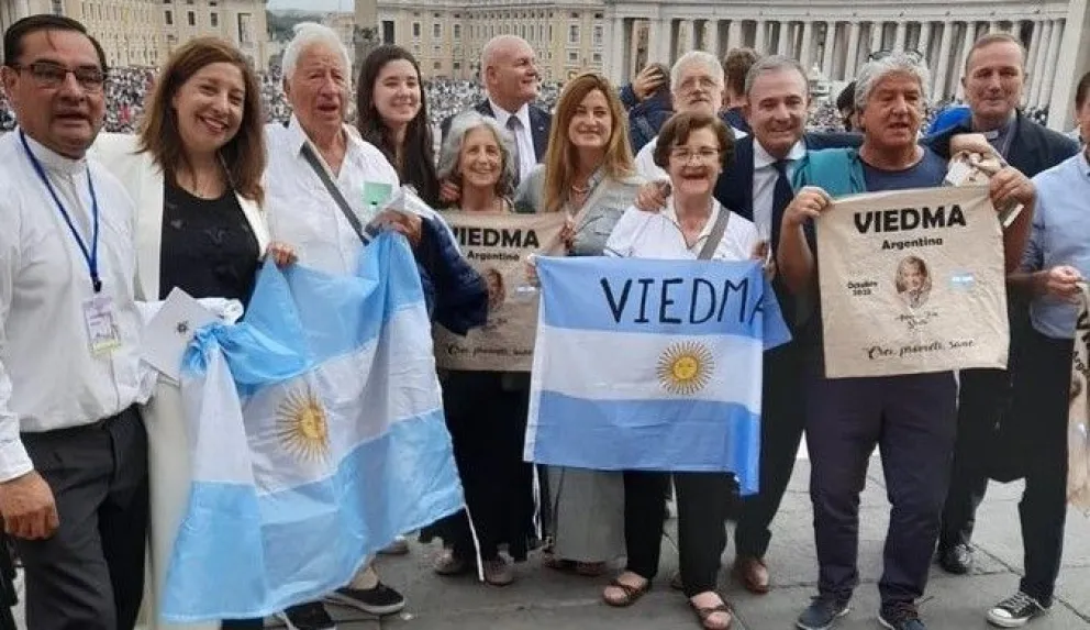 La gobernadora aprovechó la presencia del papa para pedirle "por la paz en Río Negro"
