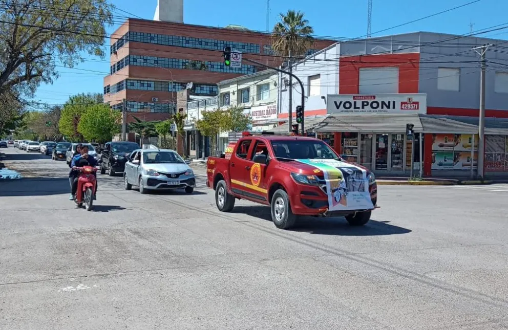 Gran cantidad de vecinos recibieron la santificación con misa y a los bocinazos por la ciudad