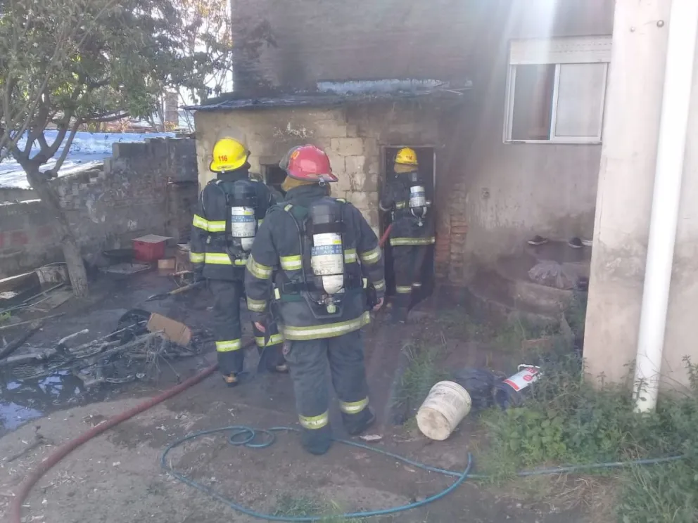 Las brasas de un asado generaron el incendio de un pequeño galpón familiar