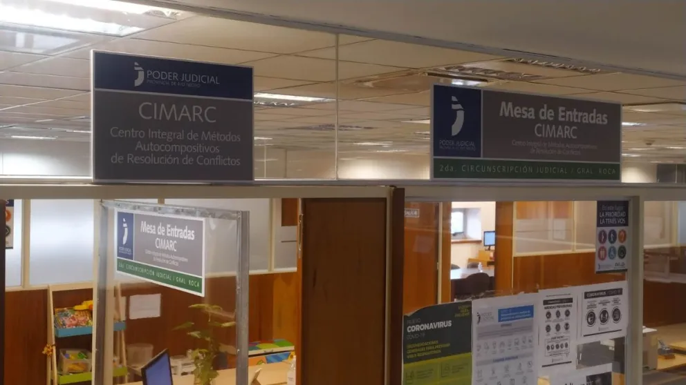 Fueron a mediación y, literalmente, encontraron el “punto medio”