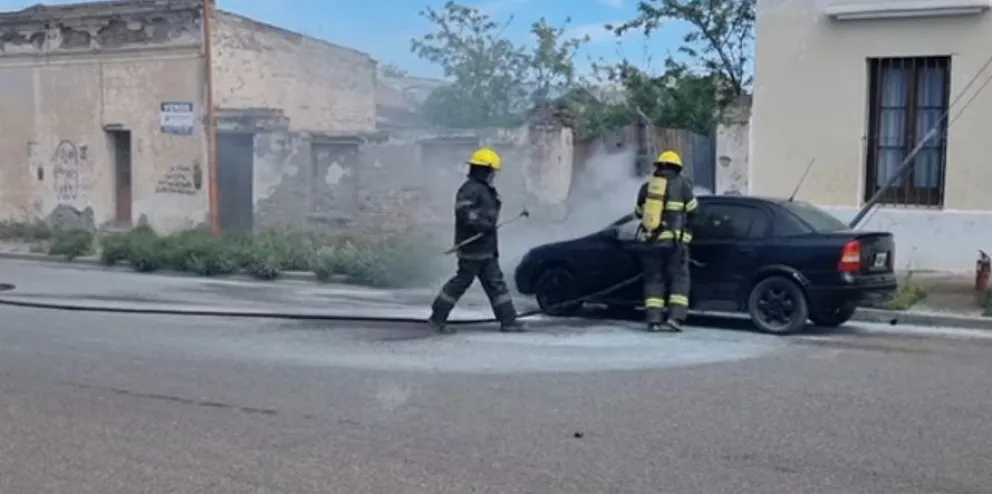 Se prendió fuego un vehículo en uno de los accesos a Carmen de Patagones 