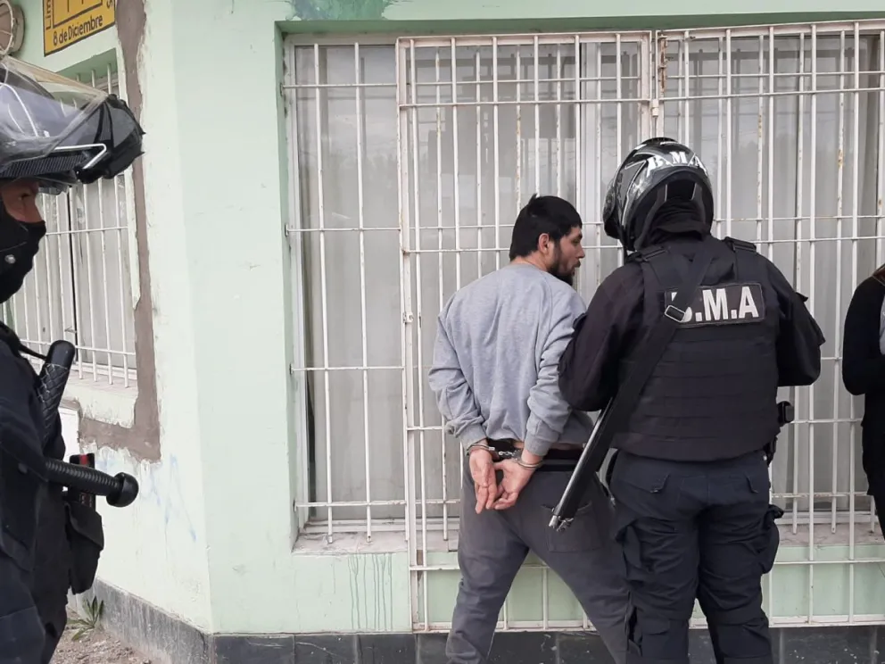 Robó cuchillos de un local comercial, escapó, pero a las pocas cuadras lo atrapó la Policía