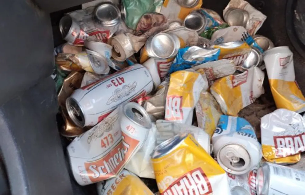 Preocupa la cantidad de latas tiradas en la playa de San Blas