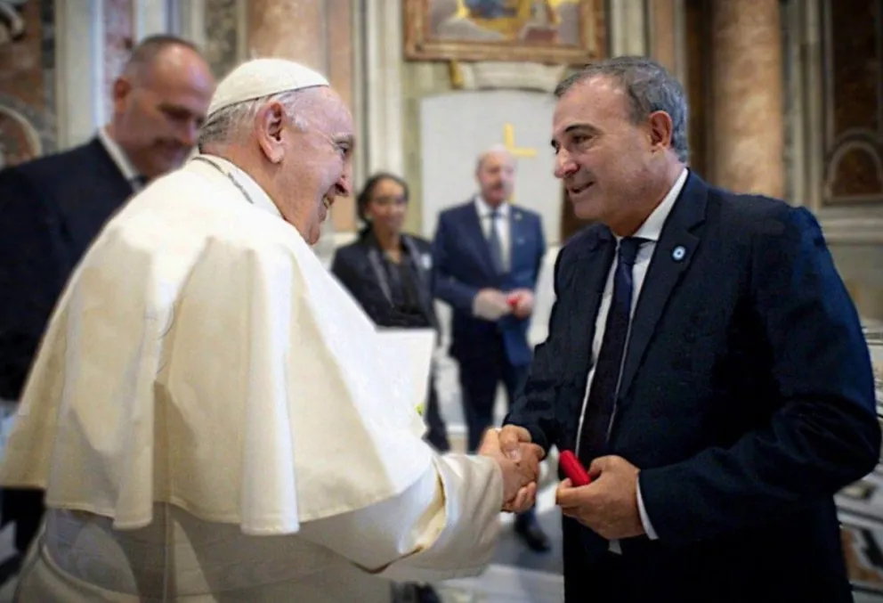Pesatti y un contacto "mano a mano" con el Papa Francisco