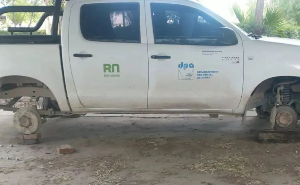 Una camioneta del DPA se quedó en tacos porque les robaron las ruedas