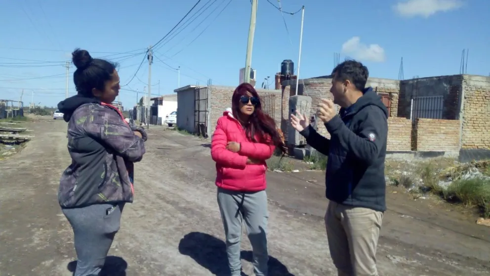 Hacen gestiones para tapar un canal por donde corren líquidos perjudiciales para la salud