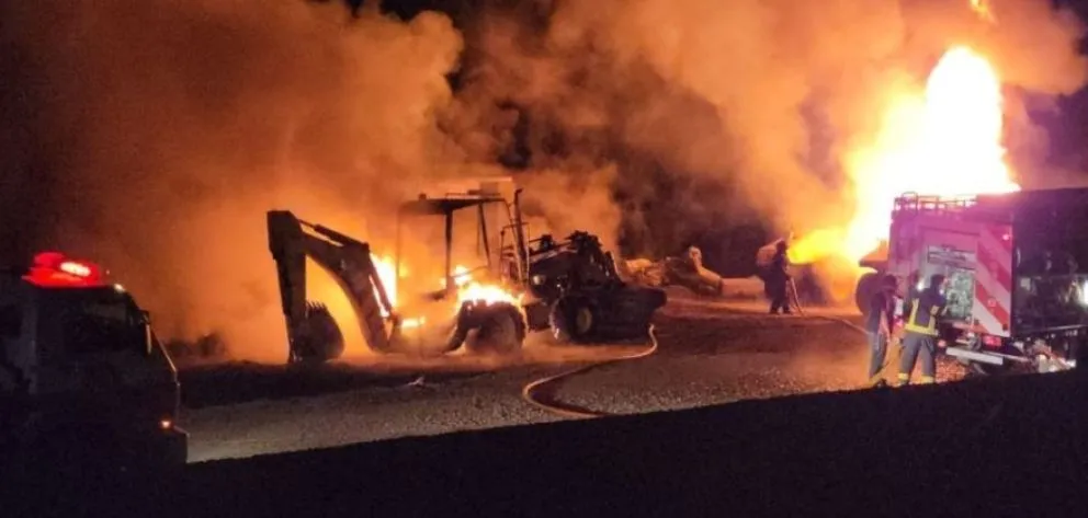 La Justicia investiga el ataque incendiario a tres máquinas viales por parte de encapuchados