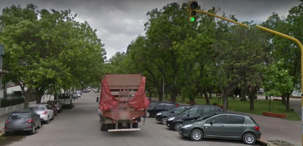 Violento robo en pleno centro de Viedma: un hombre parado en un semáforo fue víctima de motochorros