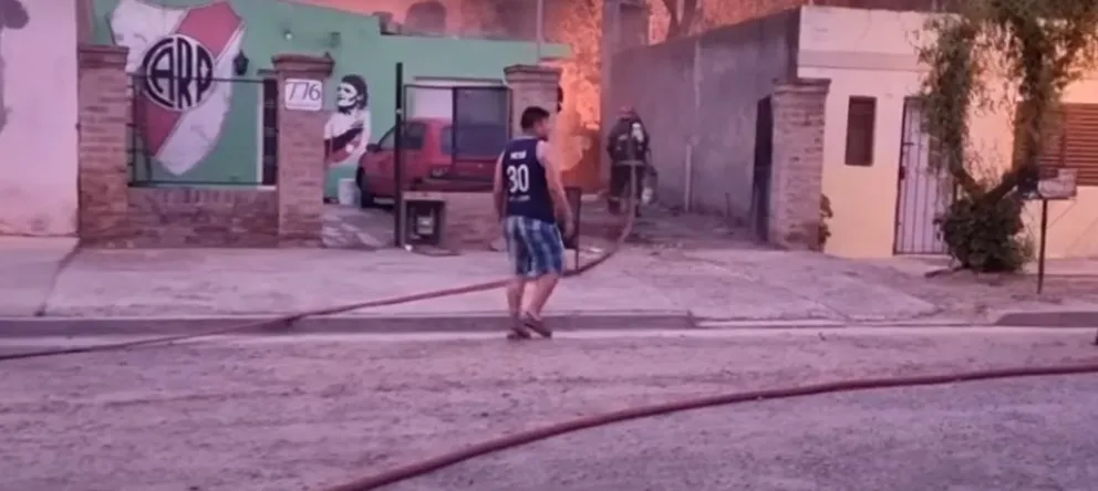 Bomberos trabajaron a destajo por llamas en una propiedad