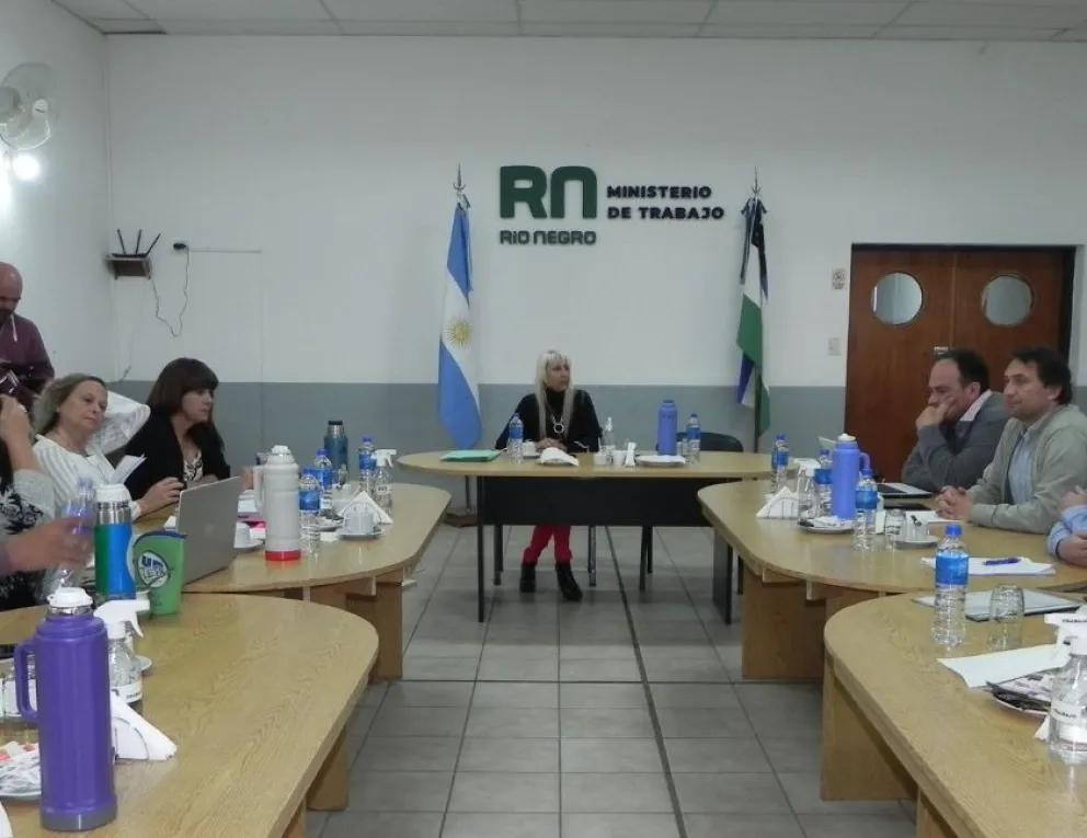 Anunciaron un cuarto intermedio en las negociaciones paritarias con los gremios estatales rionegrinos