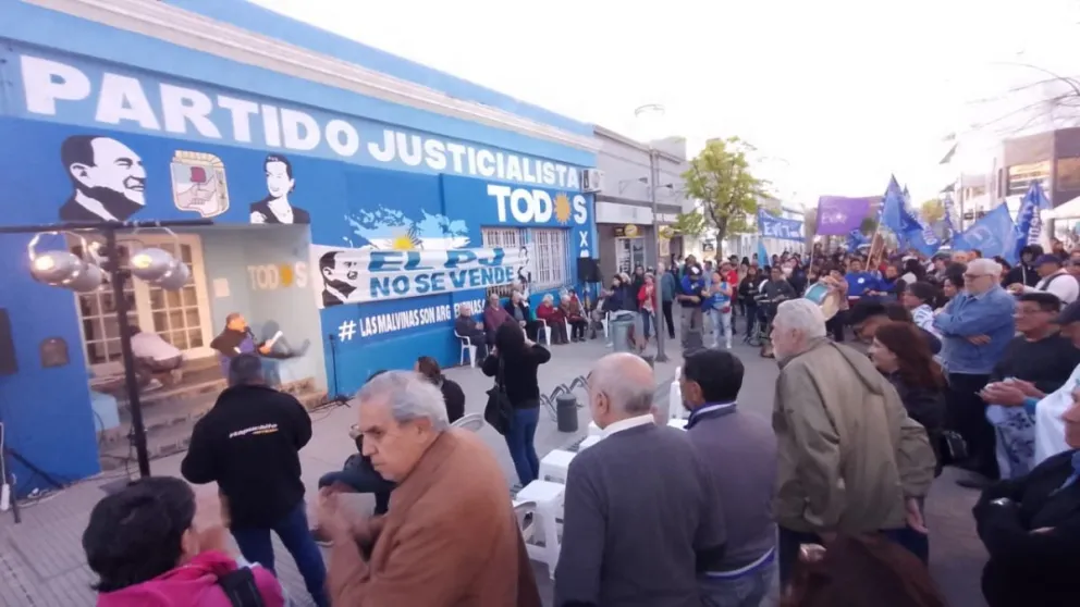 Con choripanes para todos: el peronismo viedmense festejó el "Día de la Lealtad"