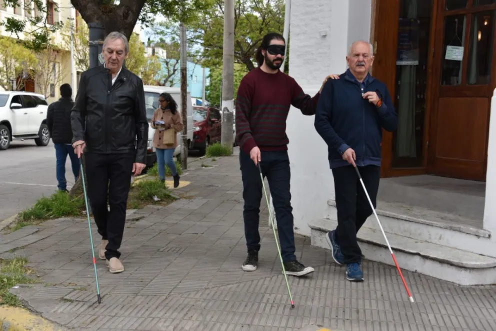 Realizaron un cruce simbólico de calles en el “Día Internacional del Bastón Blanco”