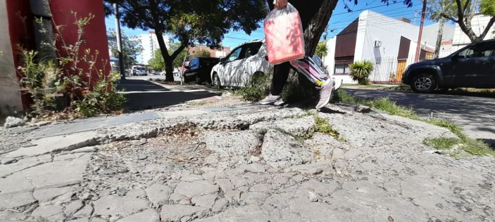 "Da miedo andar solos en la ciudad": las personas no videntes tienen un rally lleno de obstáculos en Viedma