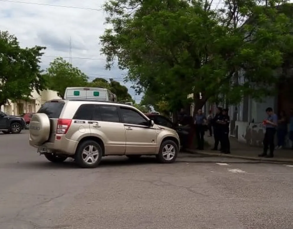 Brusco accidente en zona céntrica entre dos vehículos