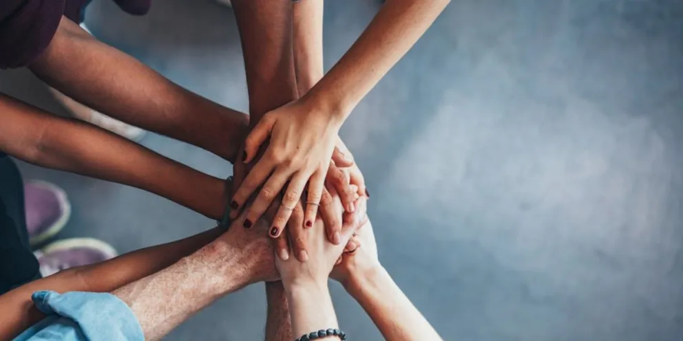 Todas las manos, todas.