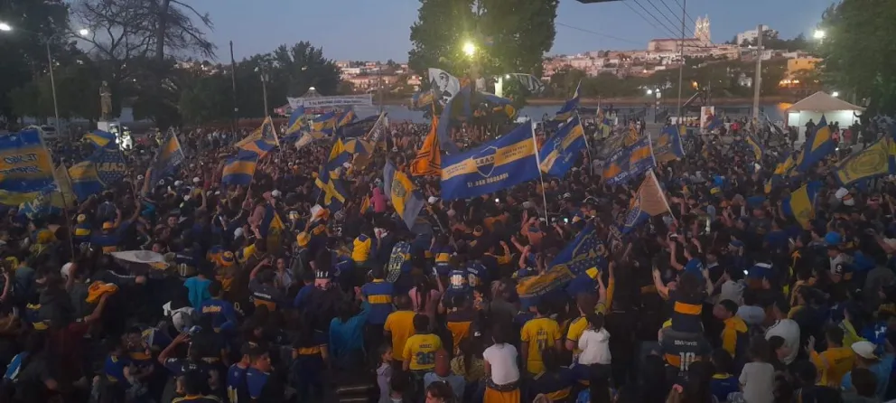 Así se festejó el triunfo de Boca en fuente Pucará