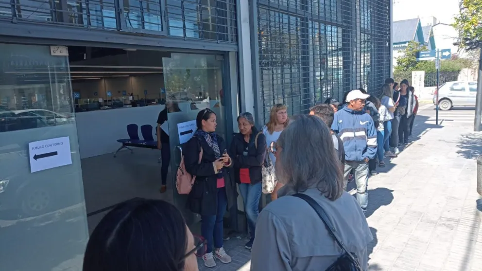 Anses se llenó de personas por la inscripción del IFE 5 de 45 mil pesos