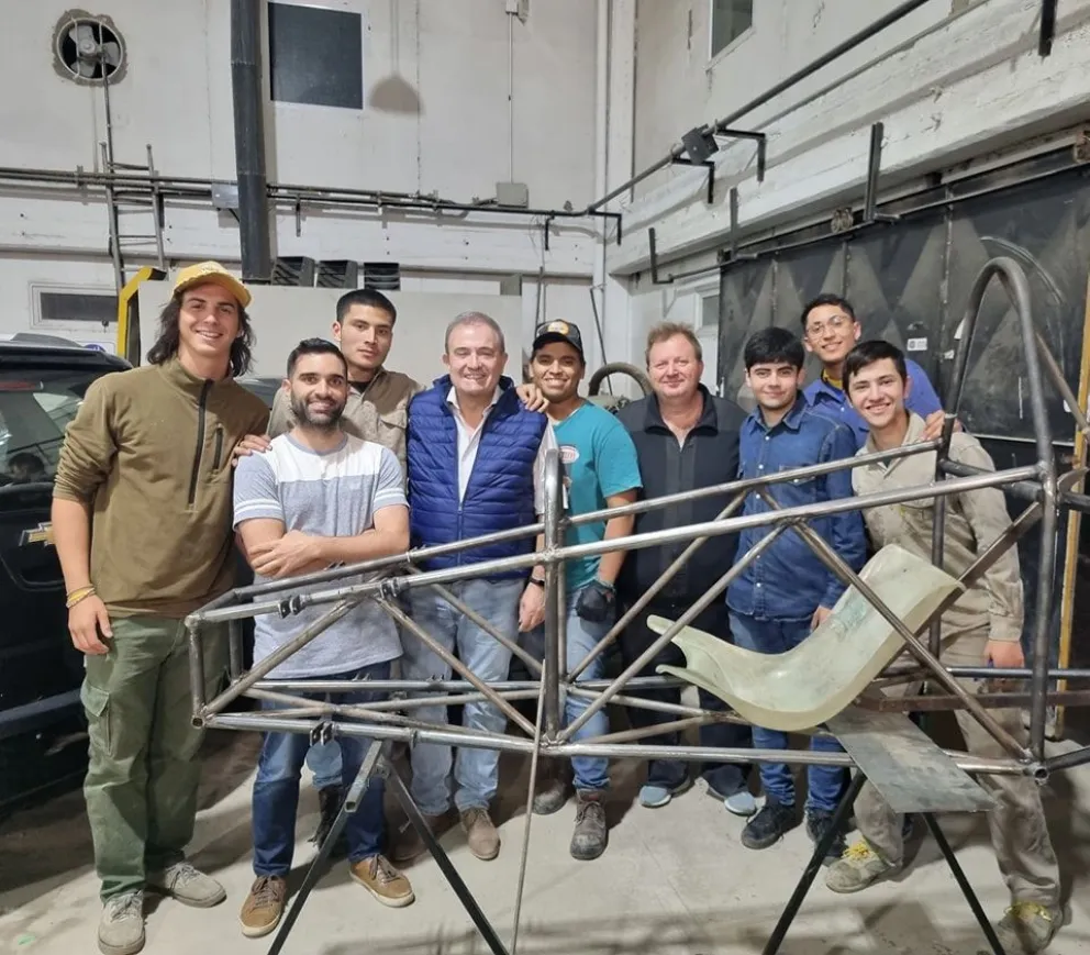 Alumnos de la Industrial incorporan innovaciones al auto ecológico para competir en Bariloche