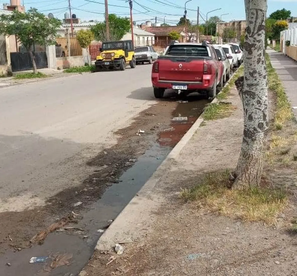 Una cañería rota y la perdida de agua potable generan inconvenientes en el barrio Inalauquen