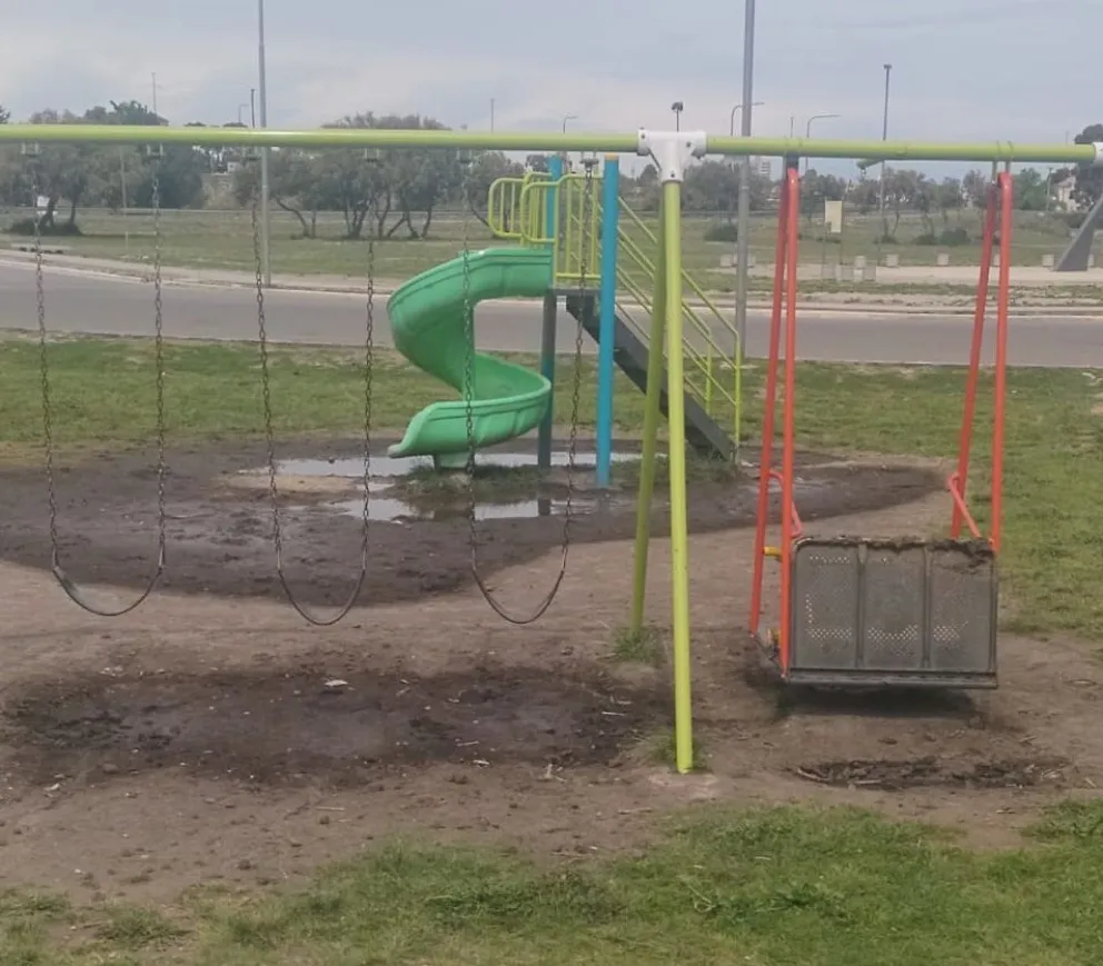 Enojo de los vecinos por la cantidad de agua que tiran en la zona de juegos 