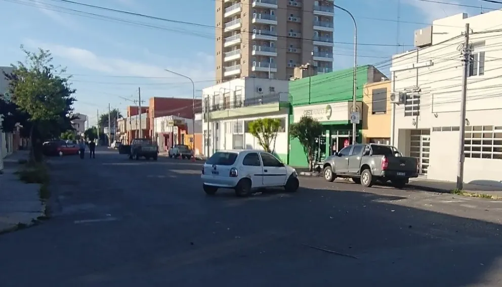 Fuerte choque entre un auto y una camioneta en el centro de Viedma 