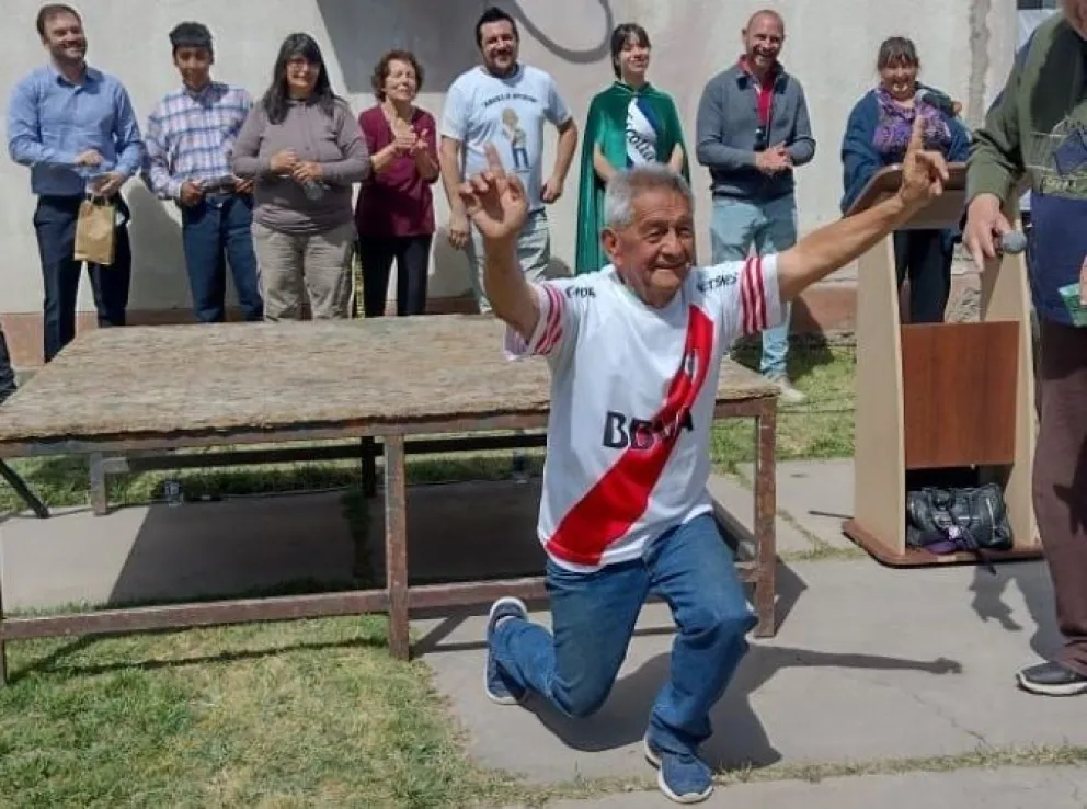 Falú, el Abuelo Ayudín, se hizo viral y ya tiene su propia plaza