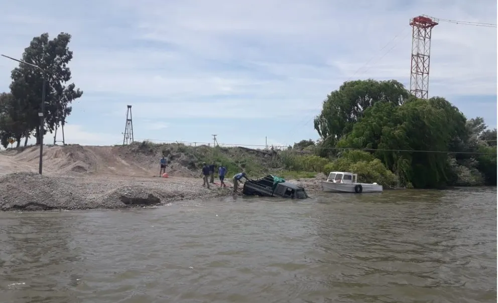 Sacaron del río Negro el vehículo que cayó al agua en la balsa de Guardia Mitre