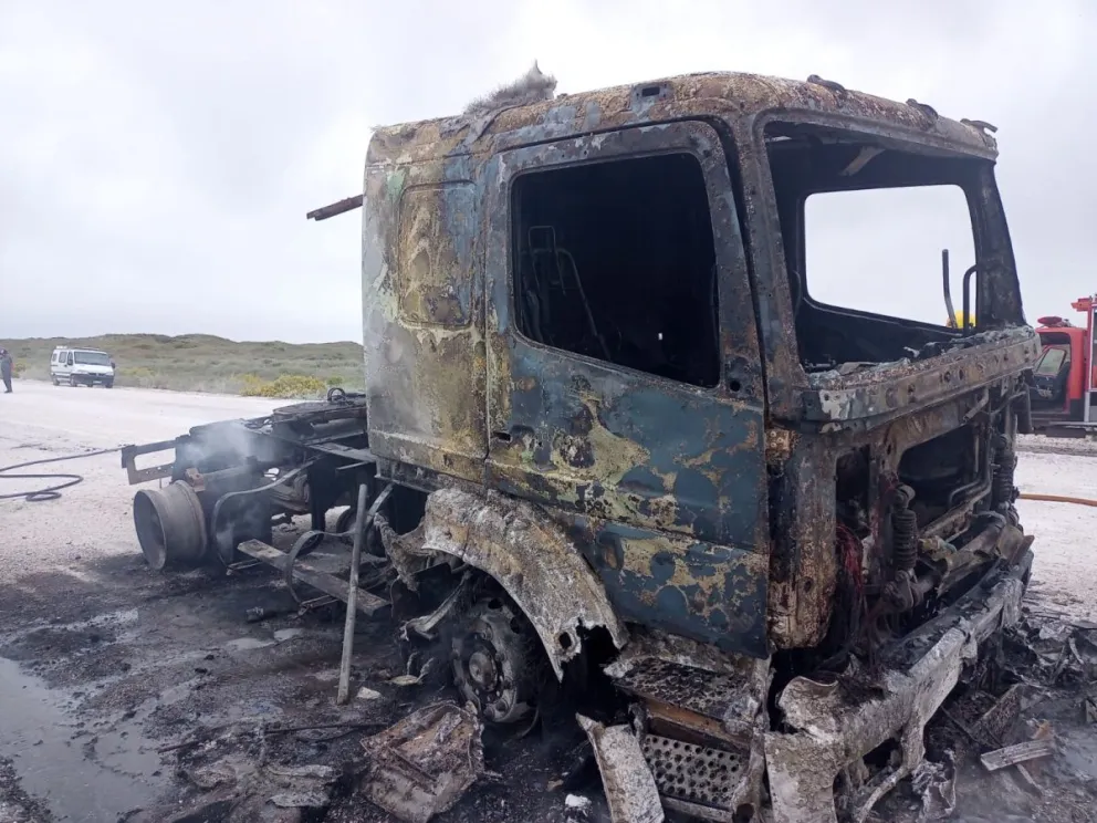 Brutal incendio dejó arruinado a un camión Mercedes Benz