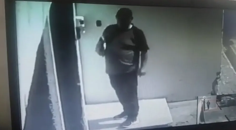 Las cámaras de vigilancia captaron al empresario acusado de la maniobra