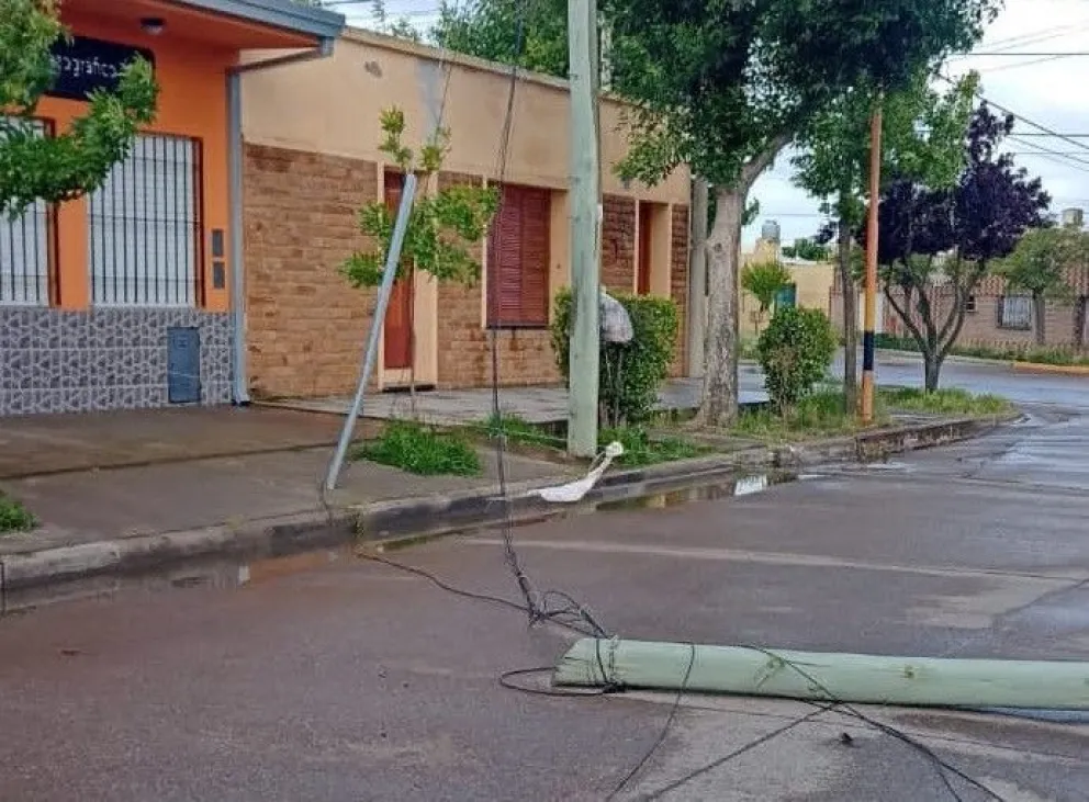 El temporal de esta tarde tiró un poste de luz y voló un portón de madera