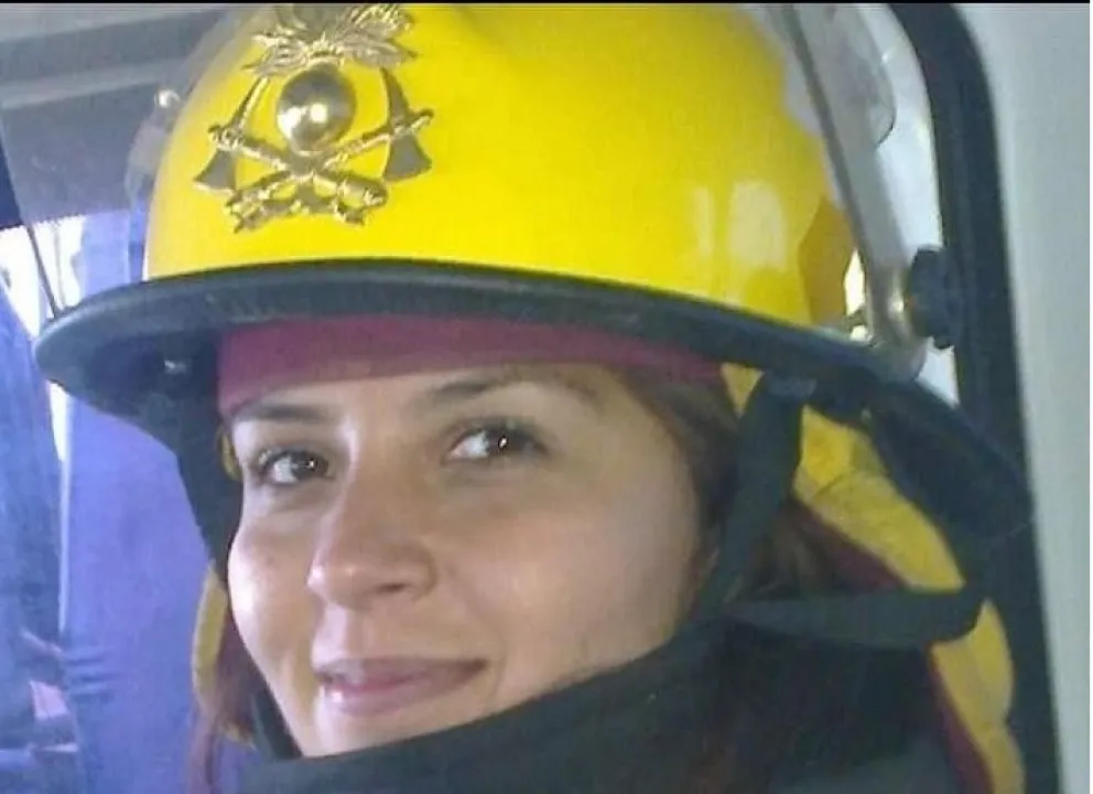 El cuartel de bomberos de San Blas invadido por el perfume de mujer