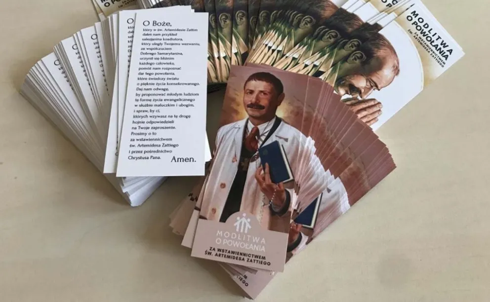 En Polonia confeccionan señaladores con una oración pidiendo la intercesión del "Enfermero santo"