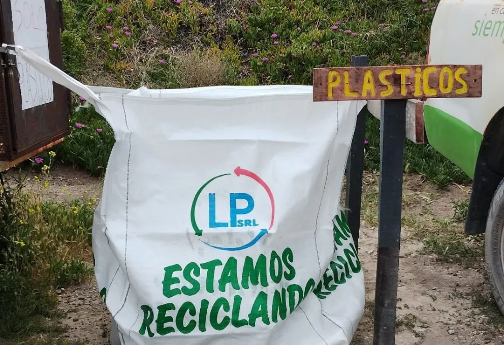 Los sucios de la playa de La Lobería ya tienen dónde dejar los residuos