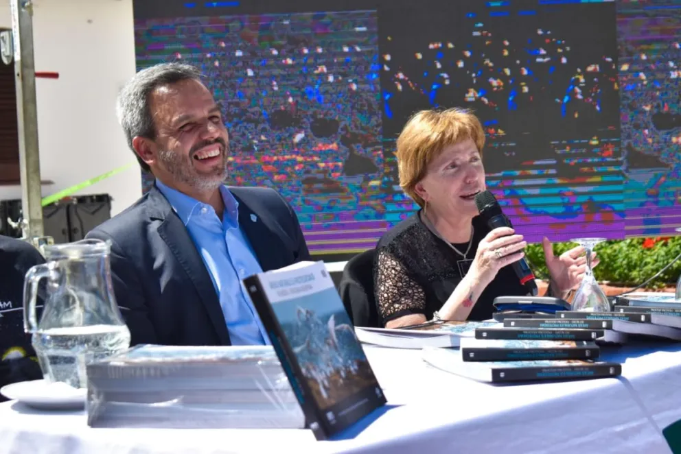 La Provincia presentó un libro para cuidar y consagrar las áreas naturales protegidas