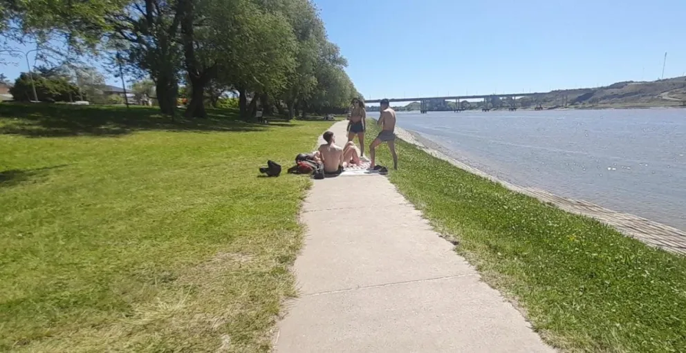 Comenzaron a vivirse los primeros días de calor y la costanera es el lugar elegido para pasar la tarde