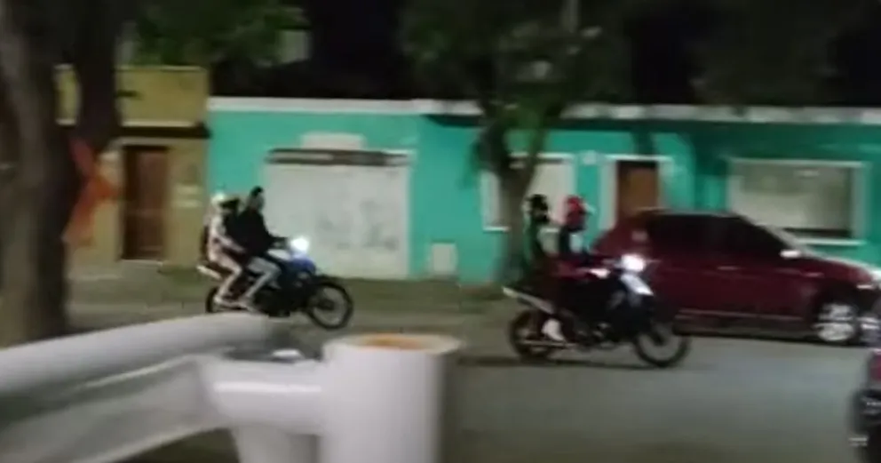 Desaprensivos se divierten corriendo carreras en moto frente al Hospital Zatti 