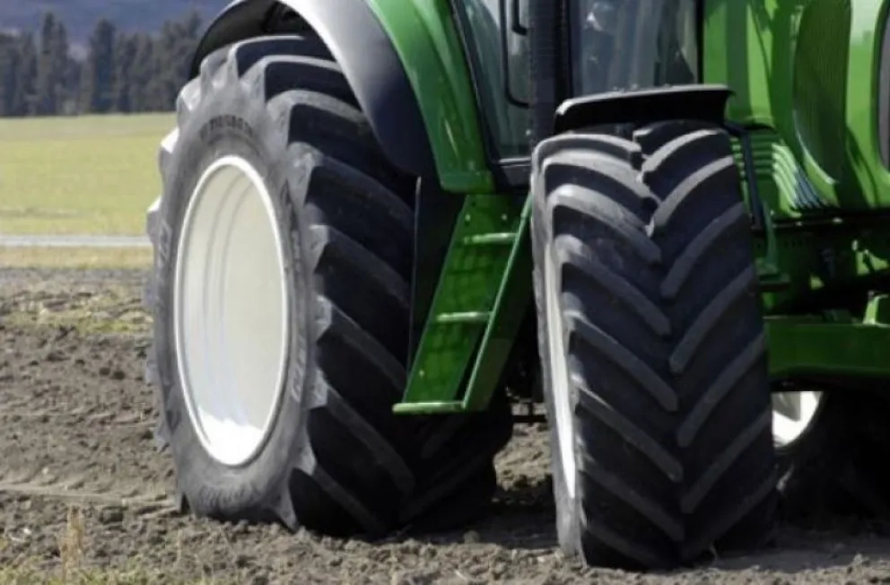 Pasar la rastra con un tractor para un cultivo hortícola en apenas cinco hectáreas cuesta sólo en combustible unos 605.000 pesos. Imagen ilustrativa.