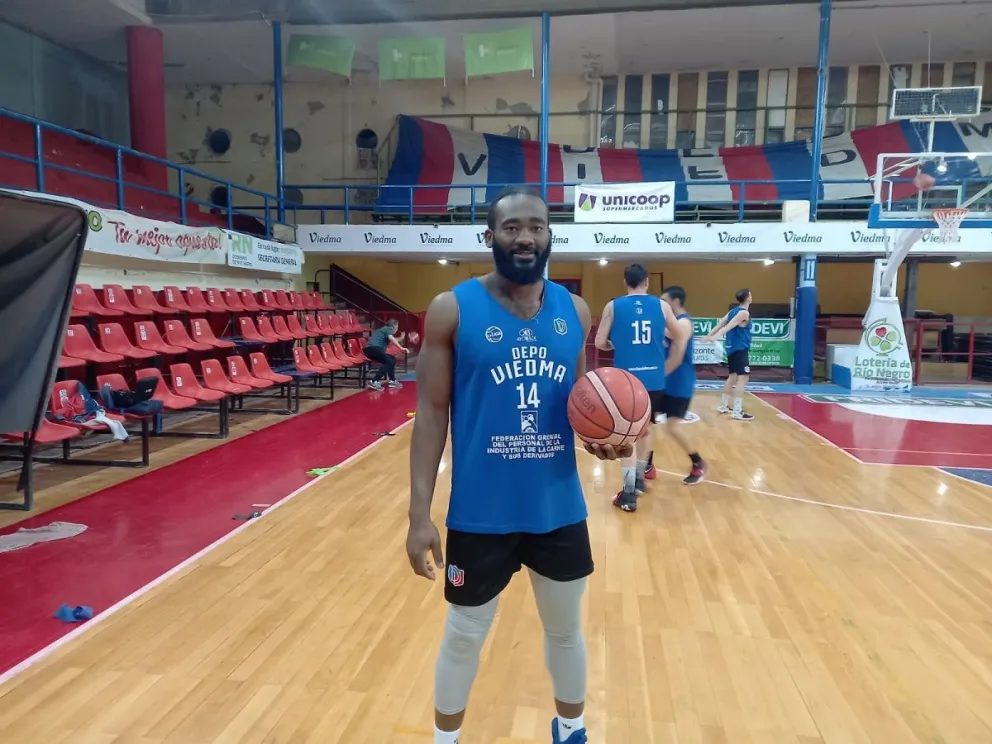 Extranjero confirmado en Deportivo Viedma: Eric Okenchi se suma al conjunto de Bogliacino