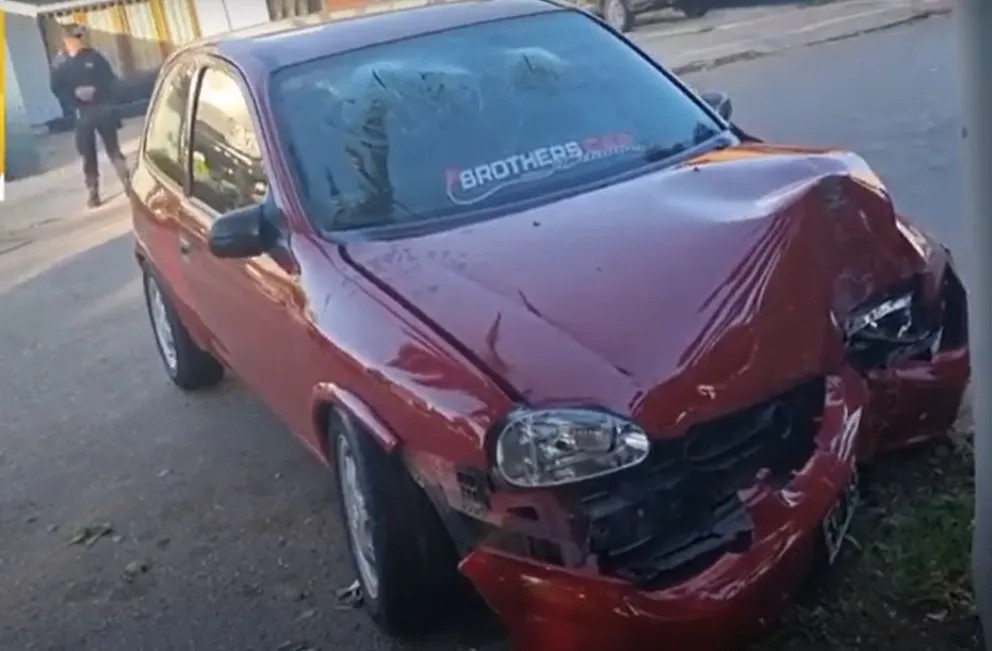 Impactante choque de frente contra una columna en plena costanera de Viedma